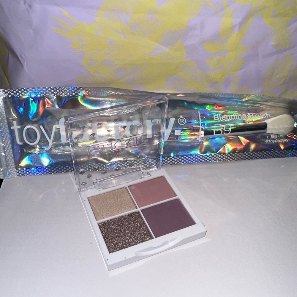 Farrah Eyeshadow Pallet + Toy Factory Blending Brush